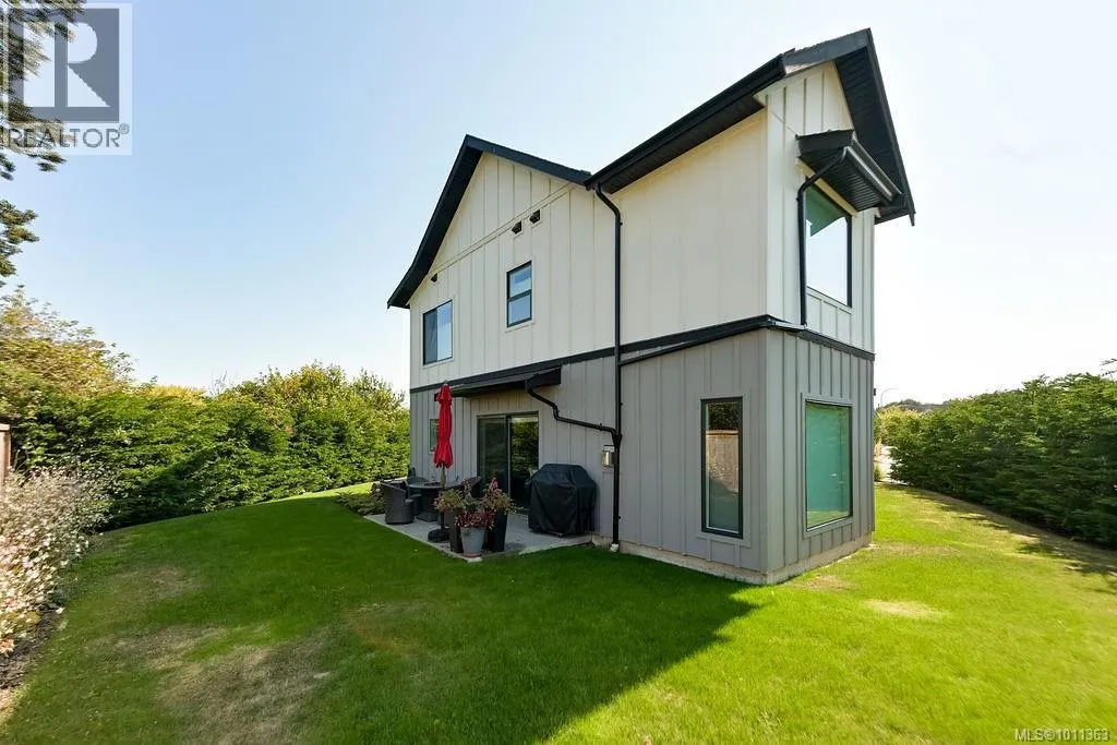 9350 East Saanich Rd