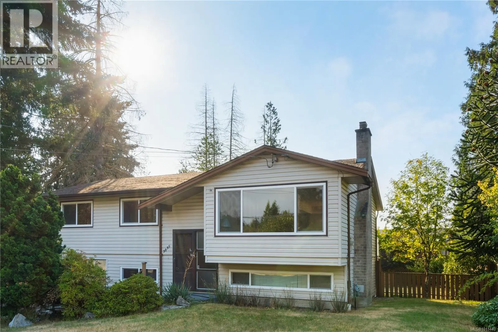 3835 Departure Bay Rd
