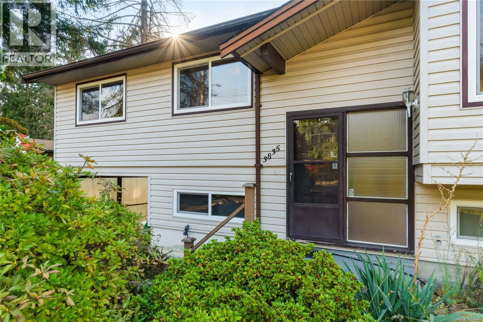 3835 Departure Bay Rd