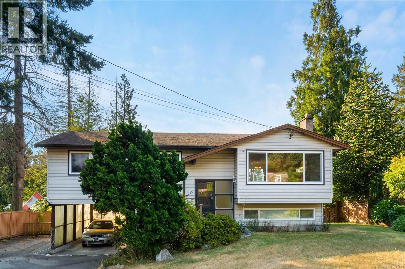 3835 Departure Bay Rd