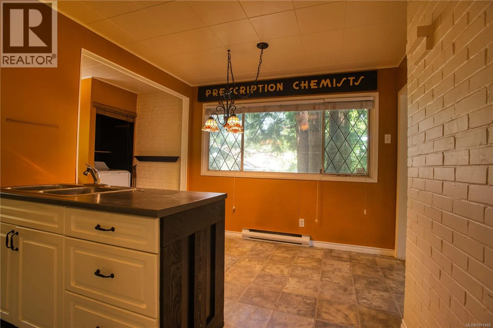 1180 Macdonald Cres