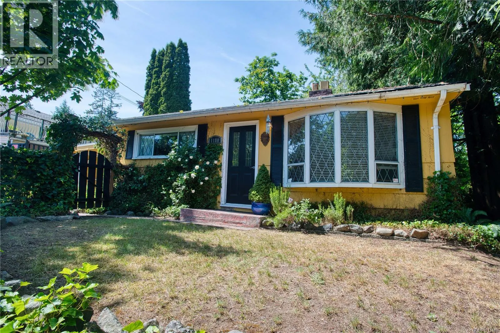 1180 Macdonald Cres