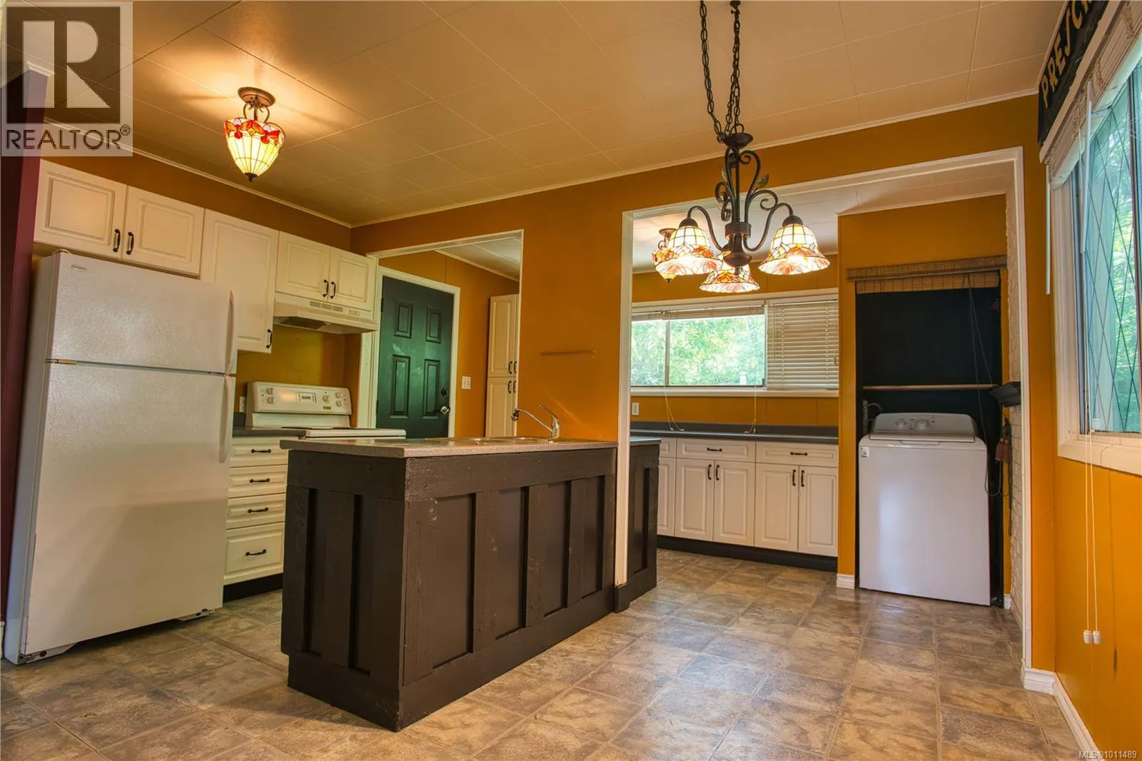 1180 Macdonald Cres