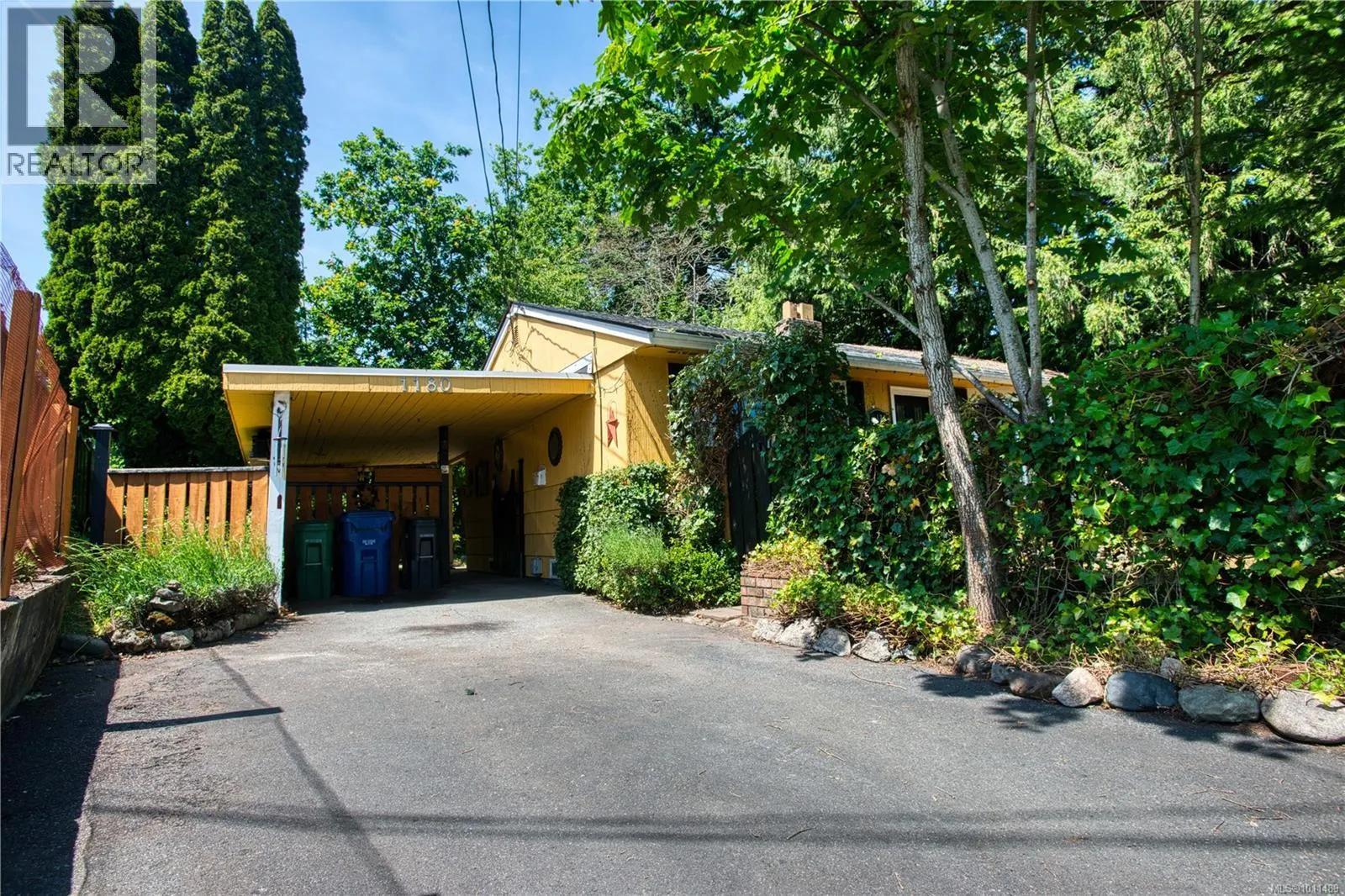 1180 Macdonald Cres