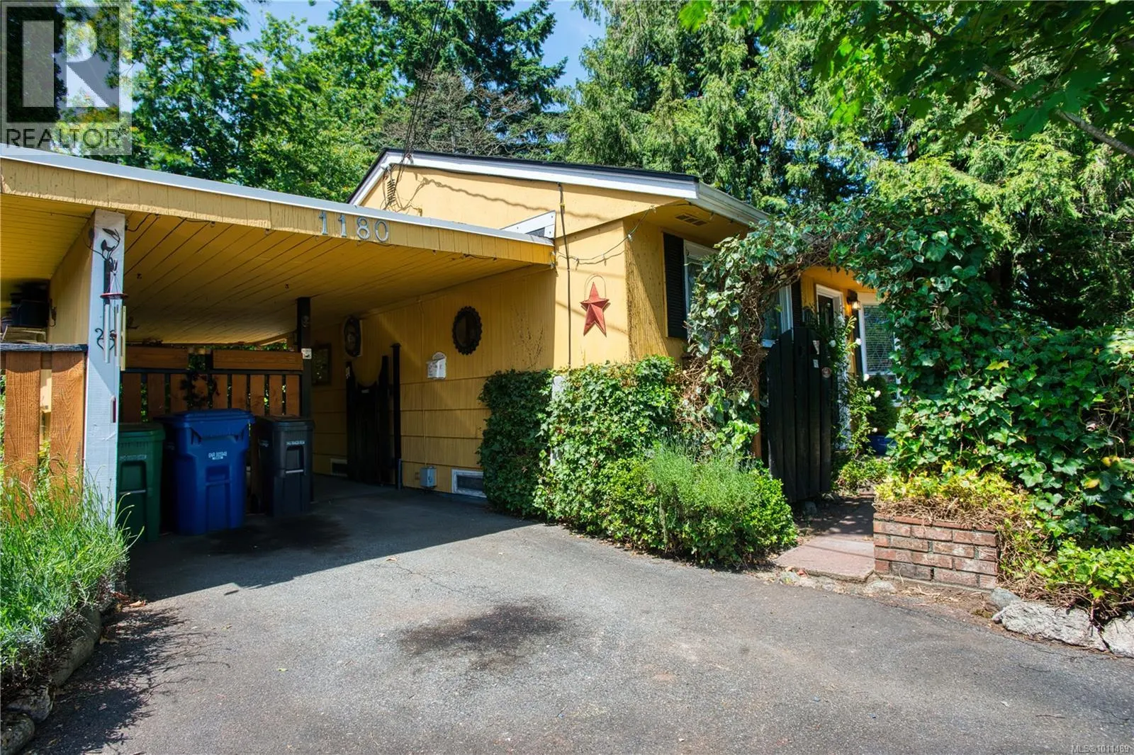 1180 Macdonald Cres