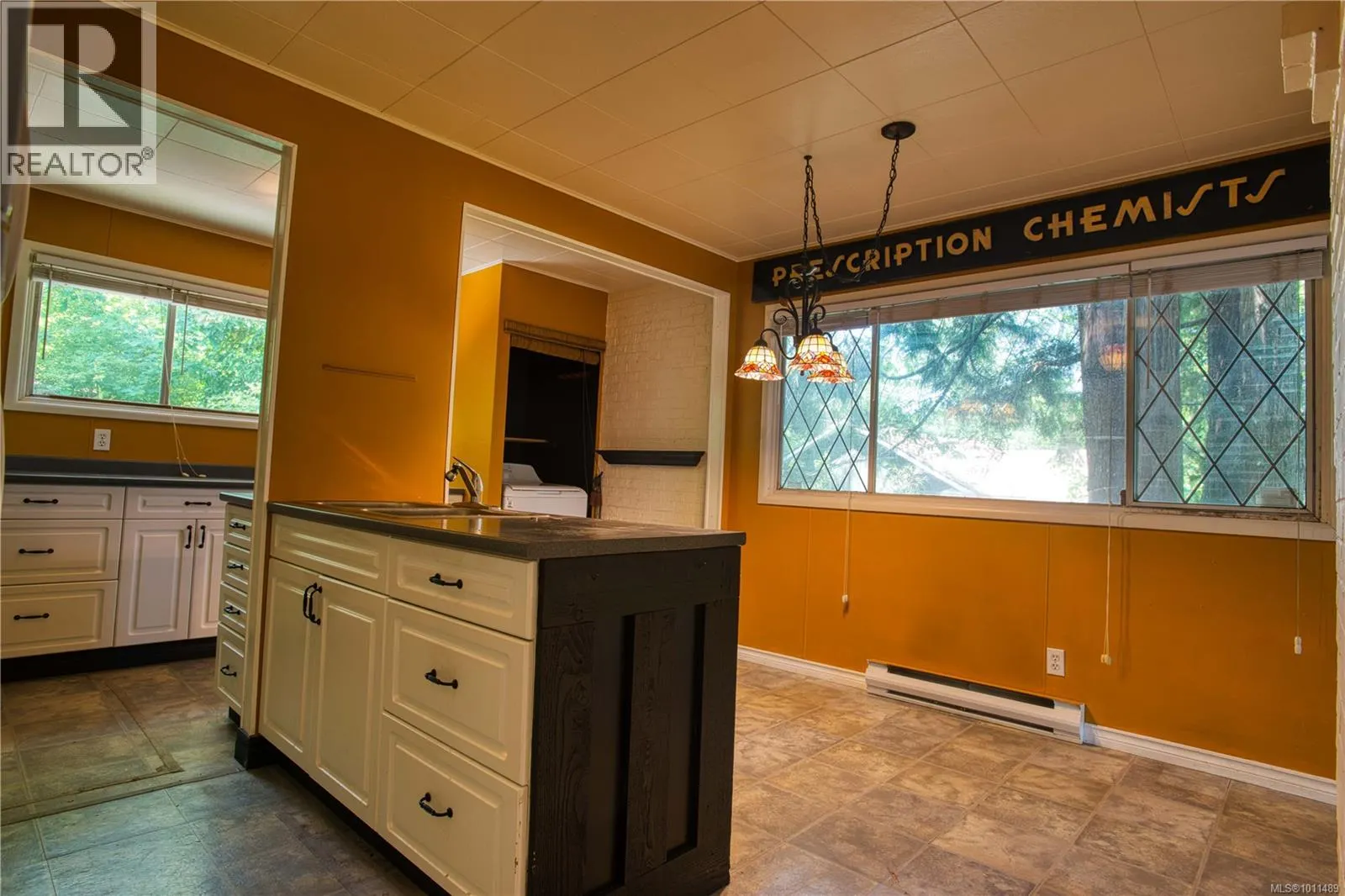 1180 Macdonald Cres