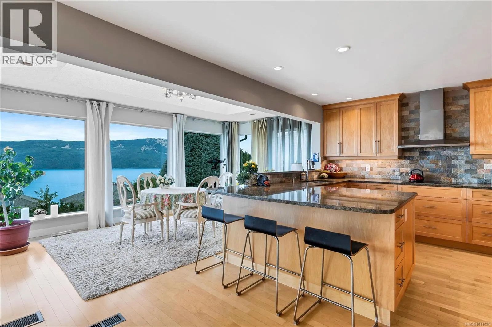 541 Cedar Cres