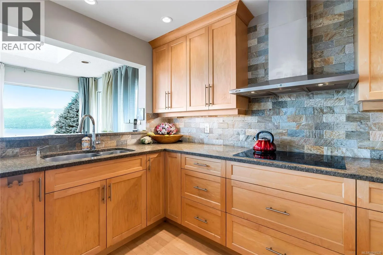 541 Cedar Cres