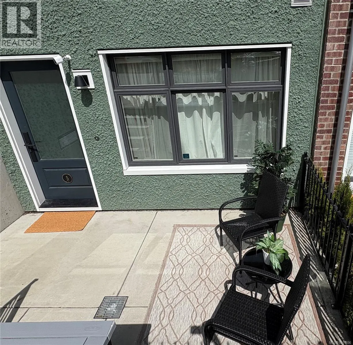 5 230 Wilson St