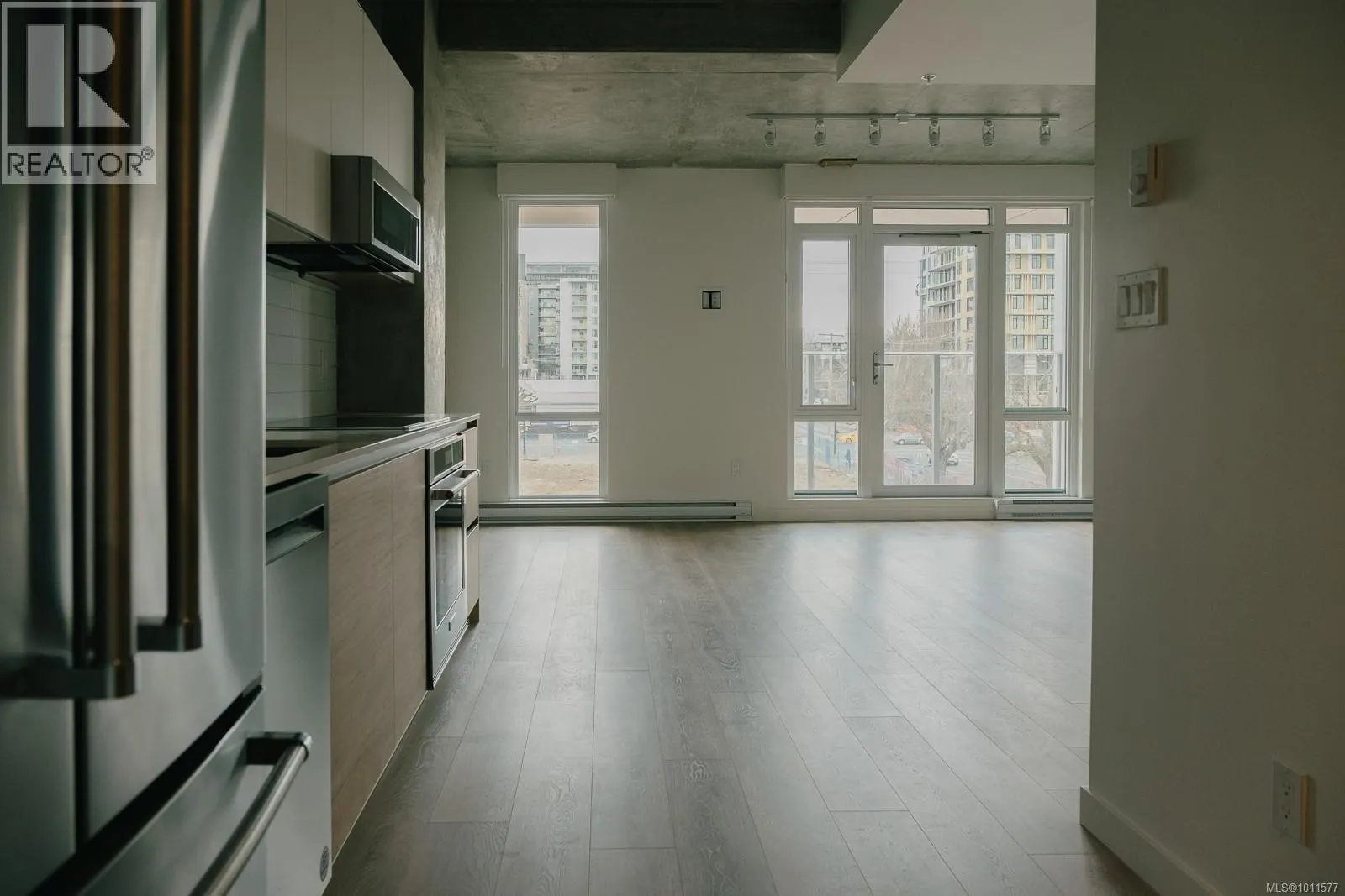 203 1097 View St