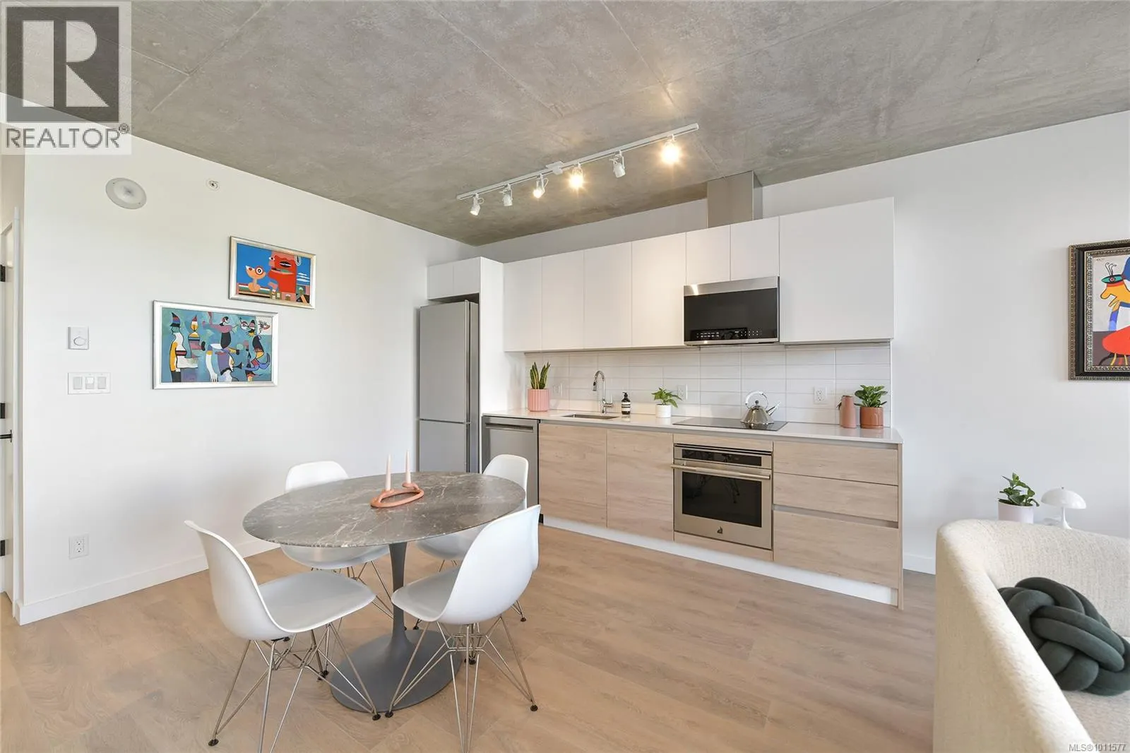 203 1097 View St