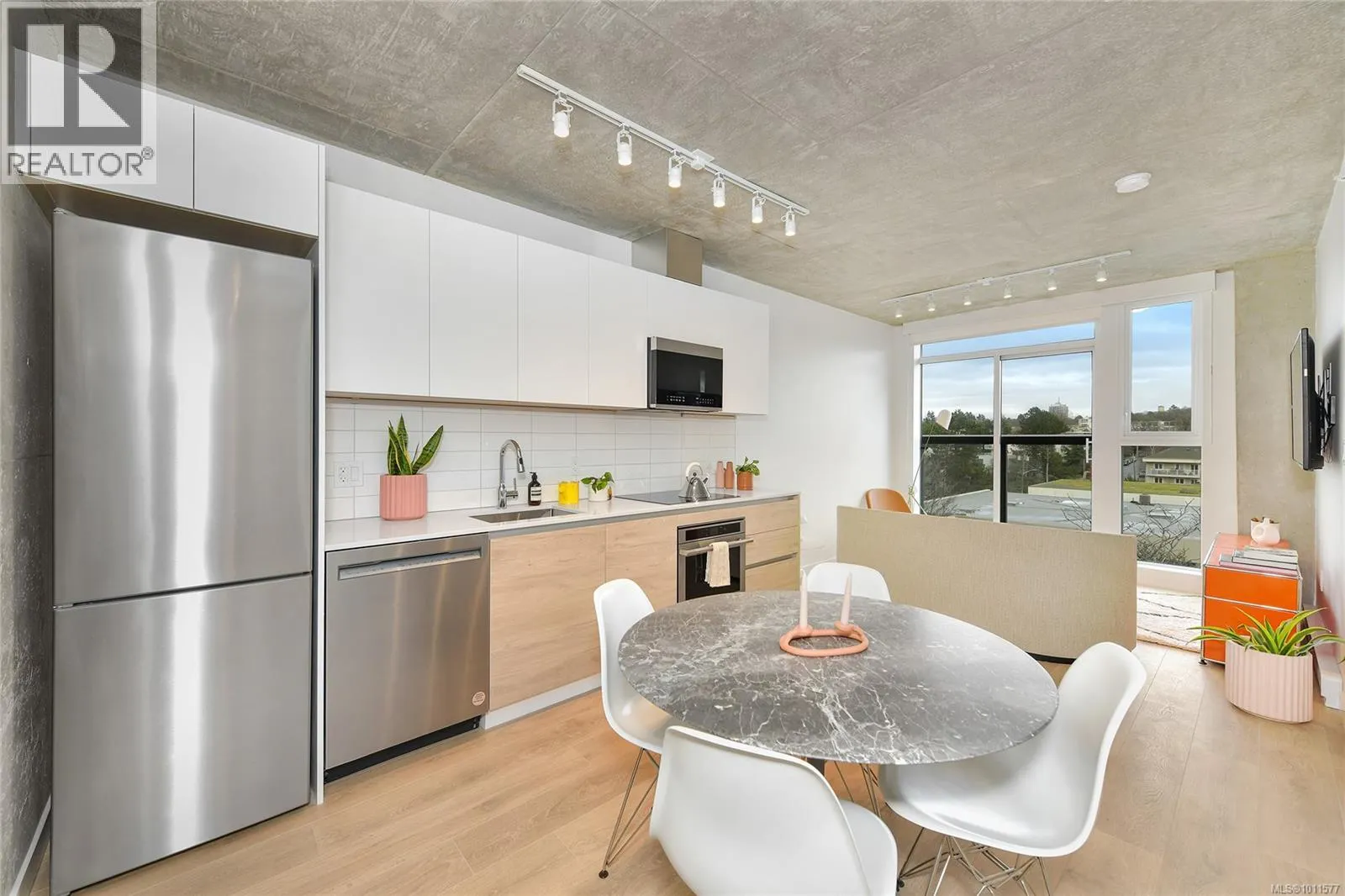 203 1097 View St