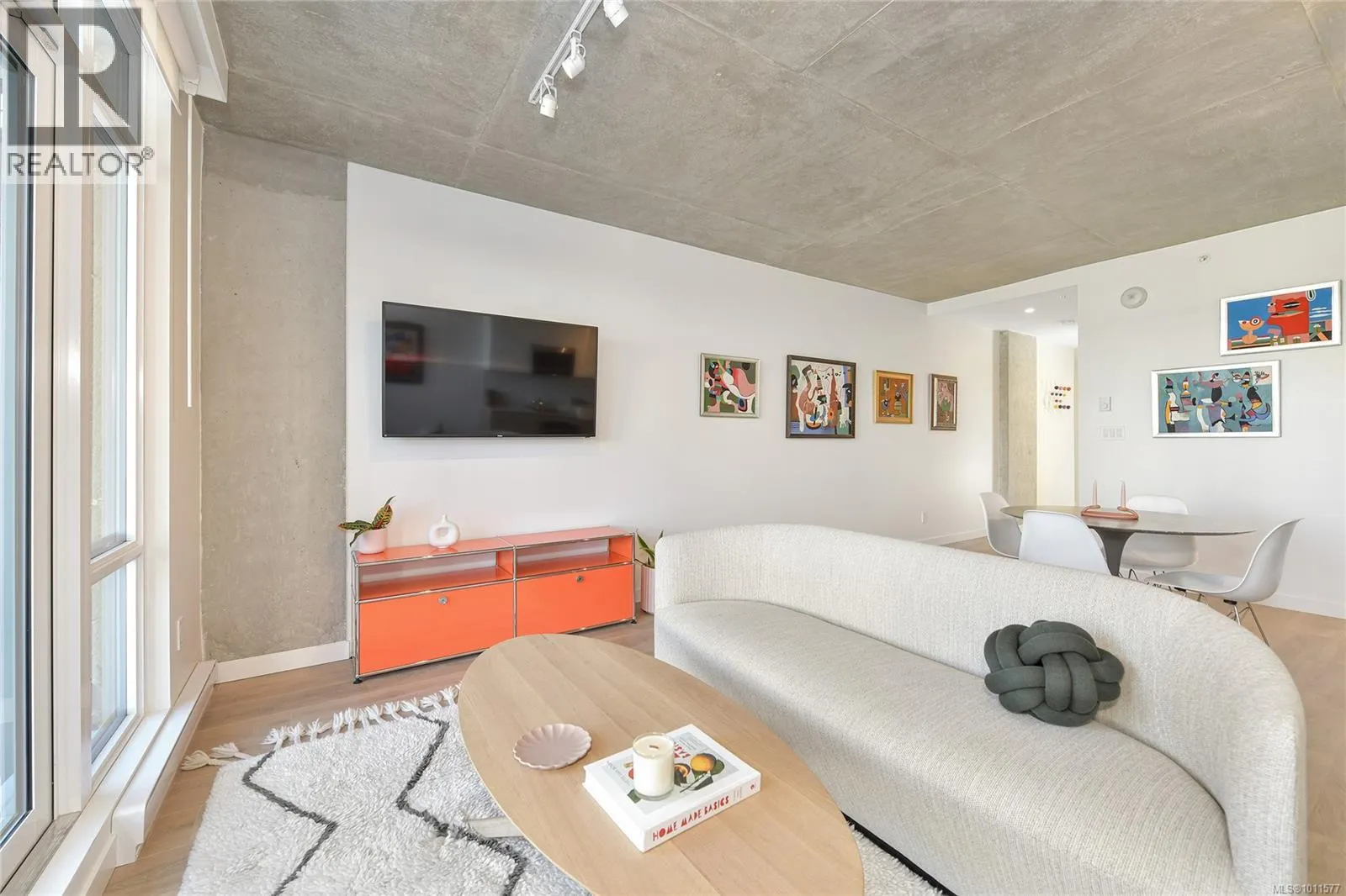 203 1097 View St