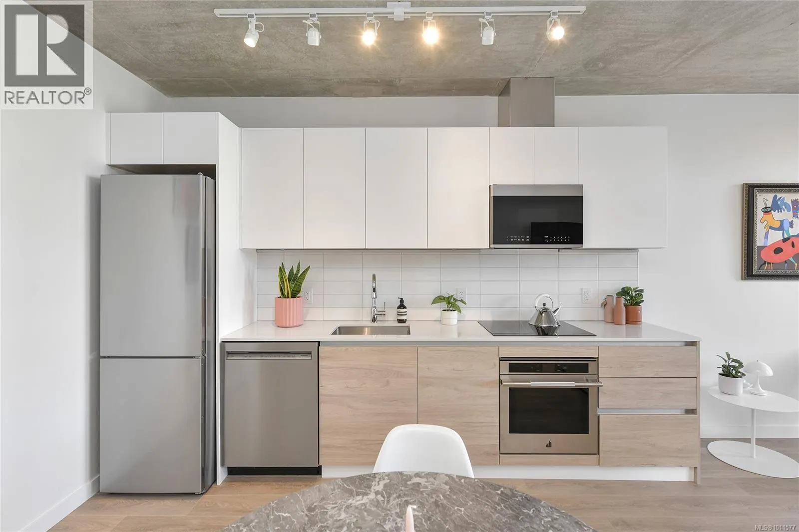 203 1097 View St