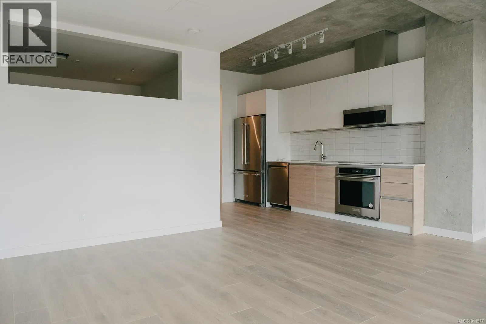 203 1097 View St