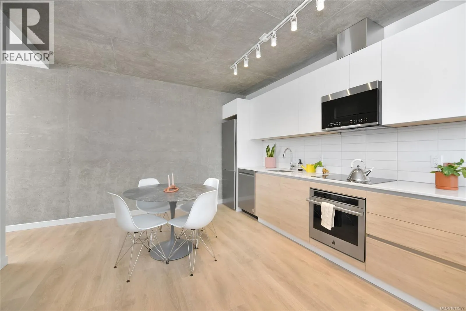 203 1097 View St