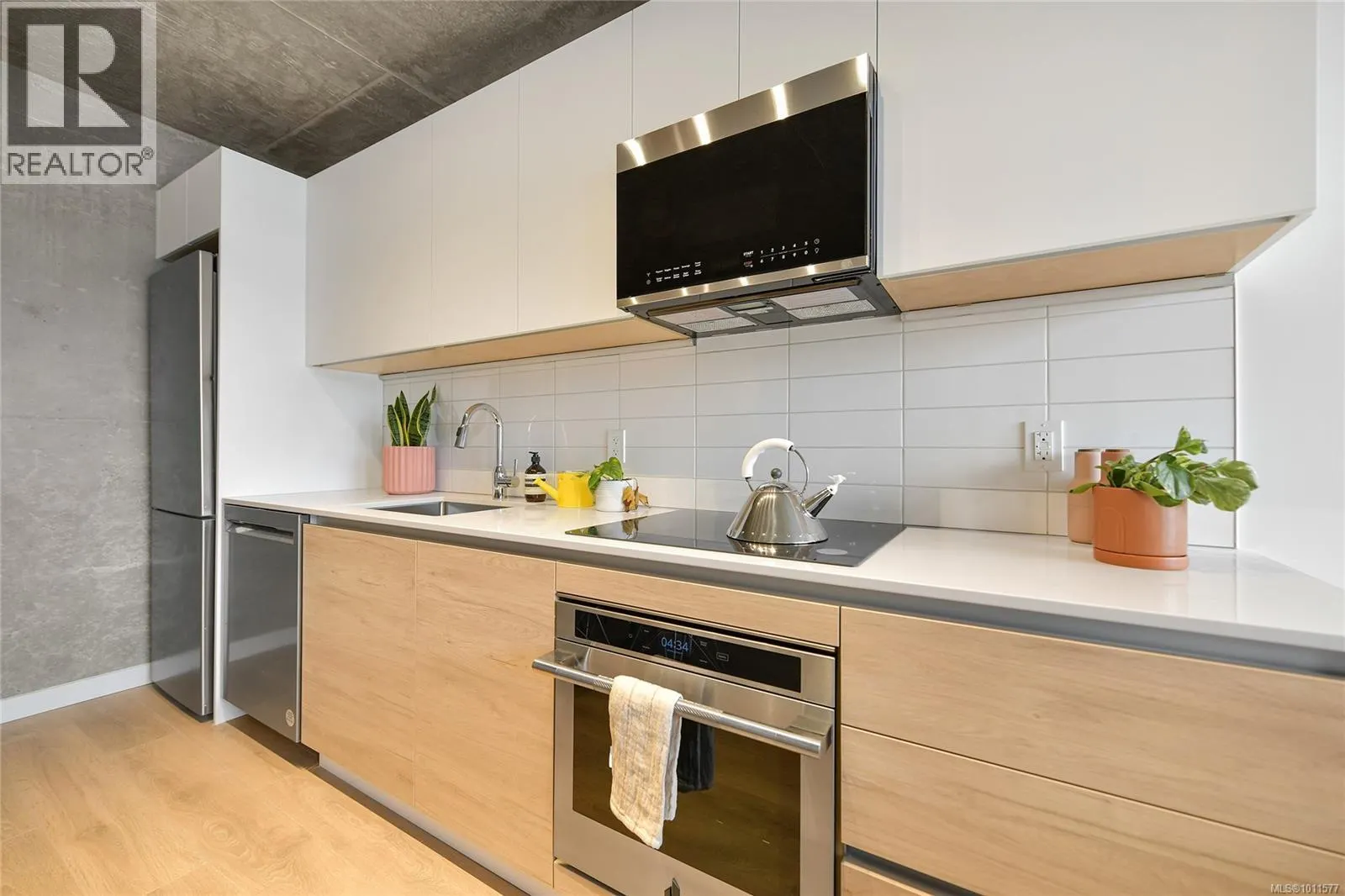 203 1097 View St