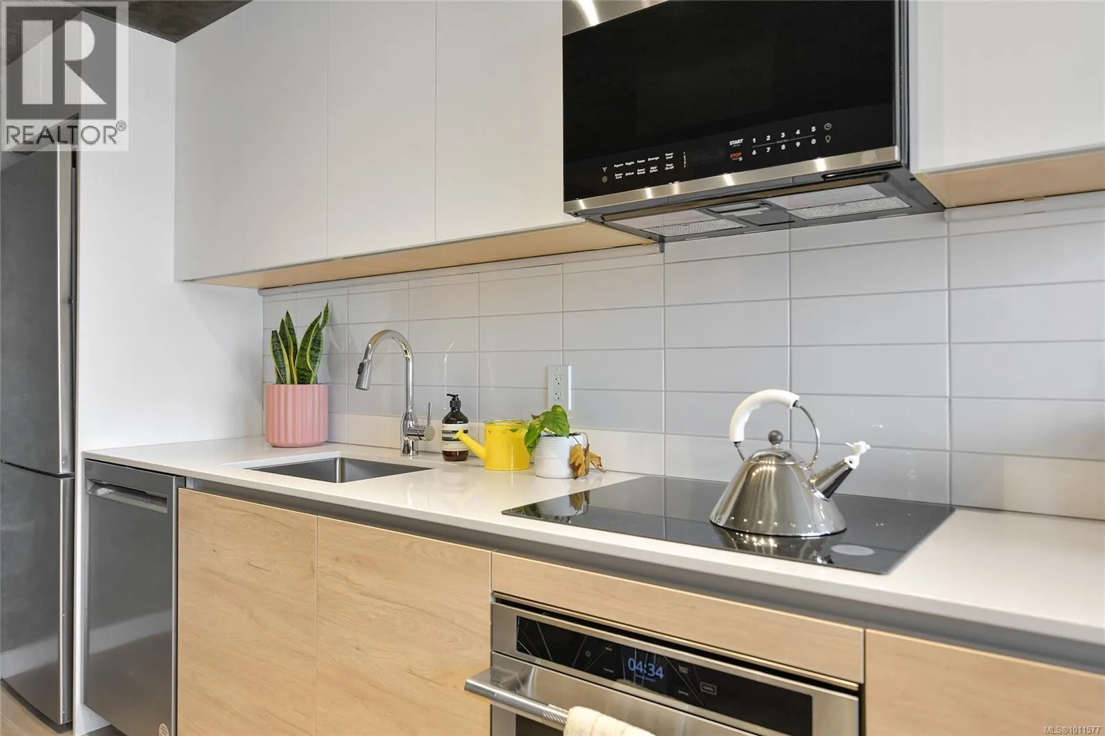203 1097 View St