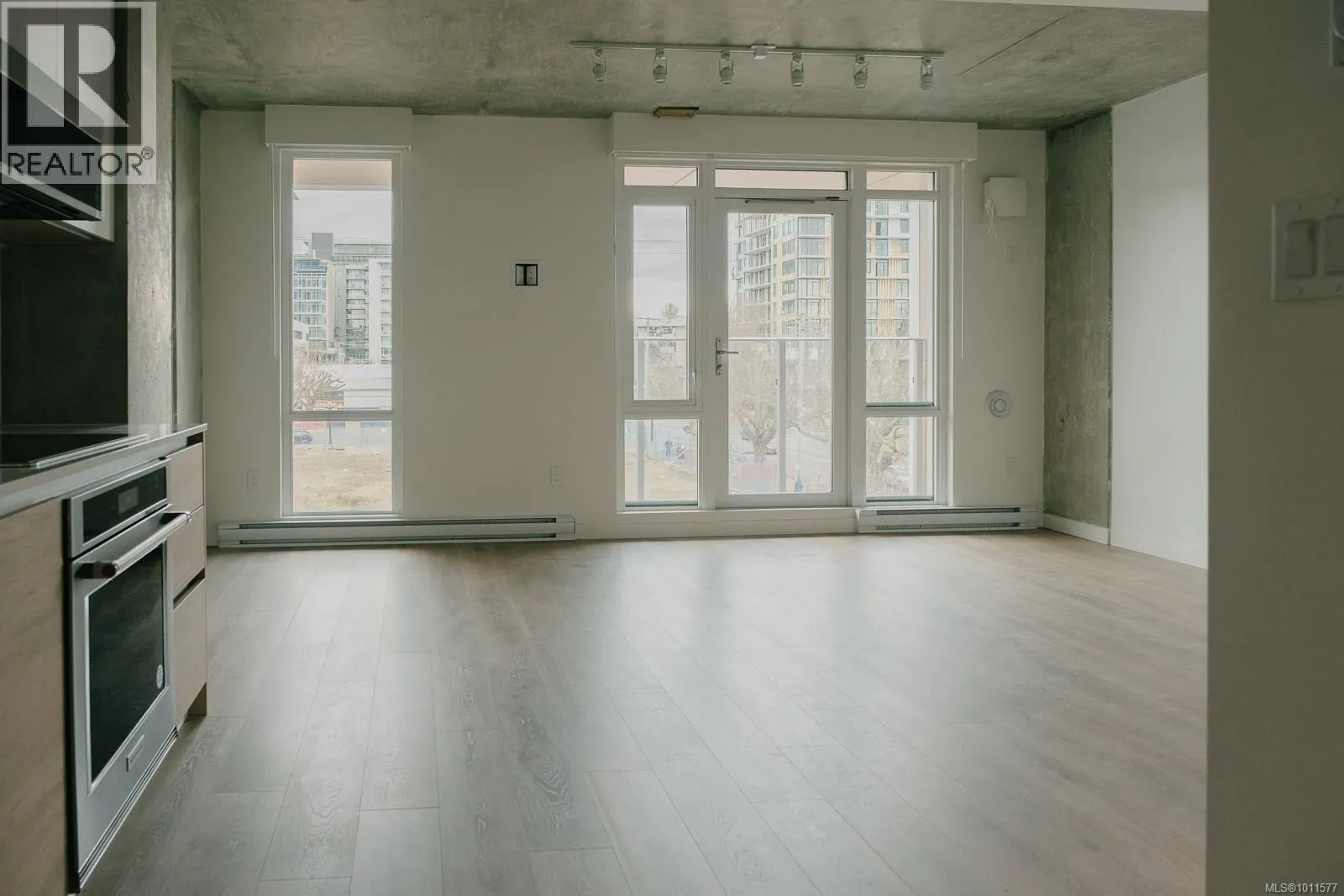 203 1097 View St