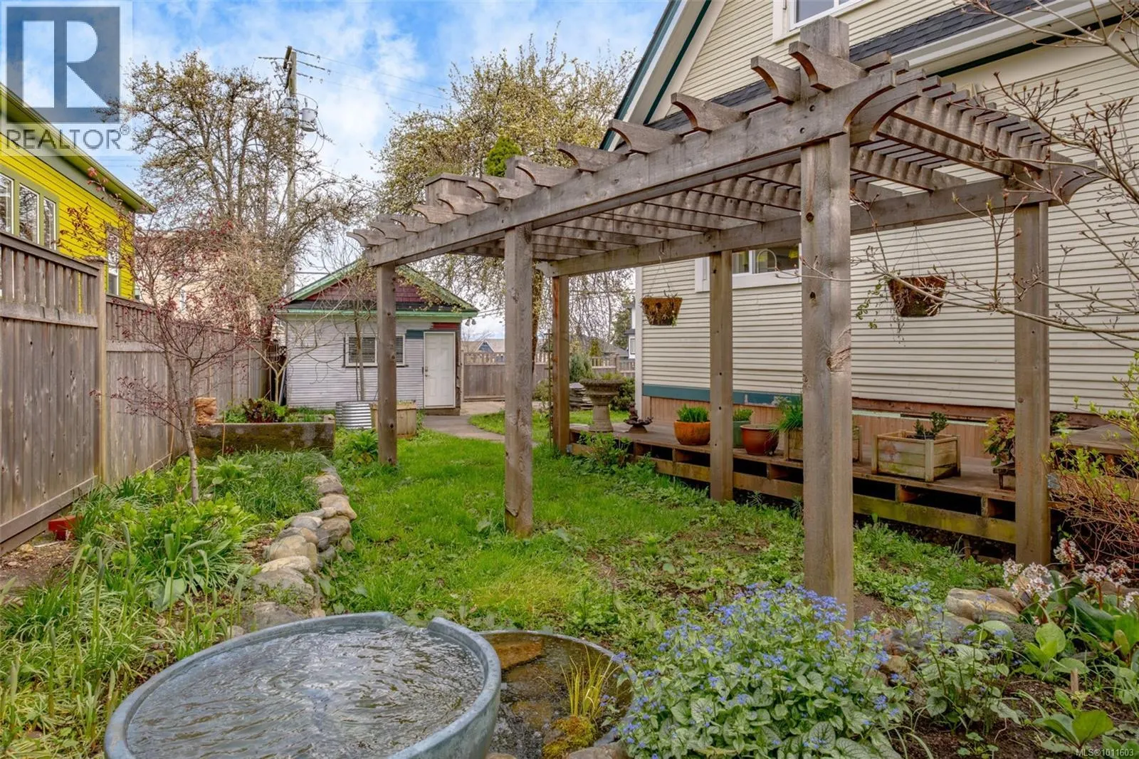 302 Victoria Rd