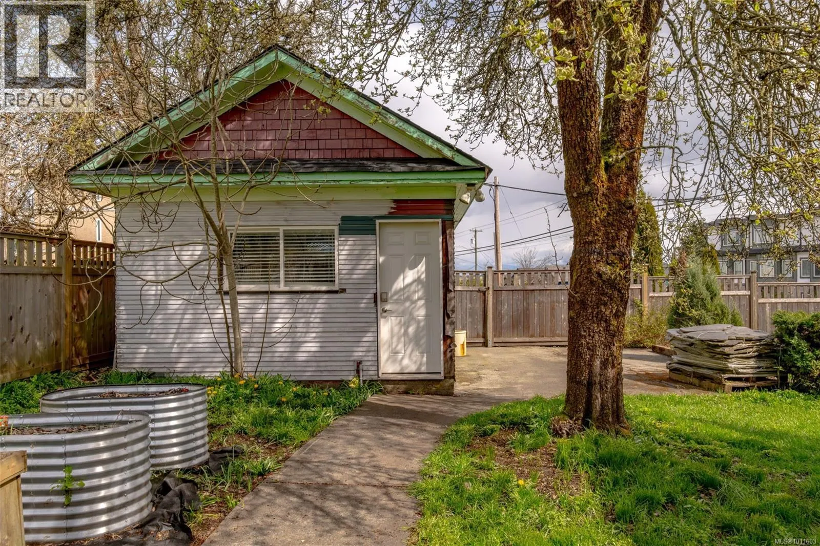 302 Victoria Rd