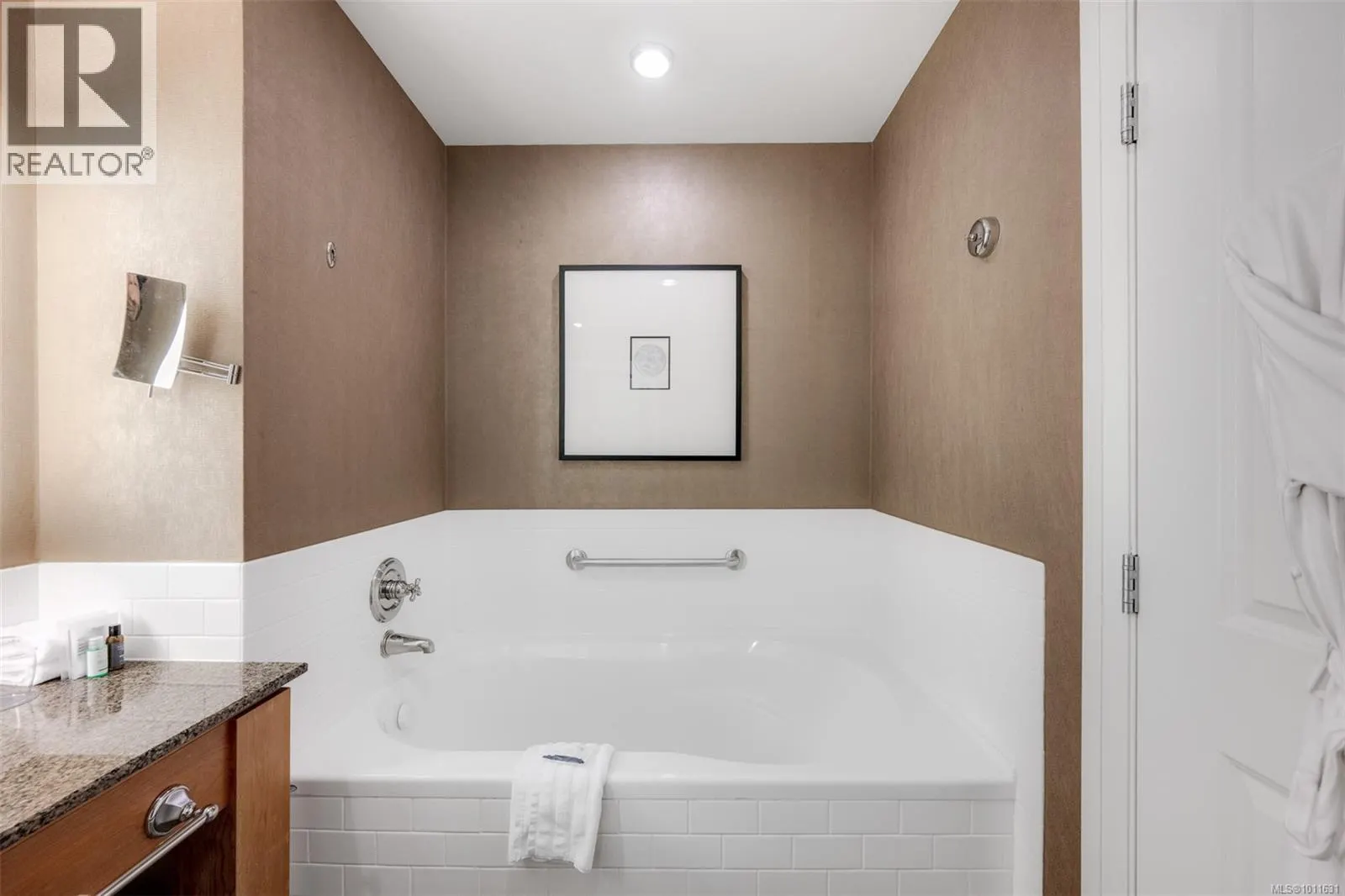 335/337 C 1999 Country Club Way
