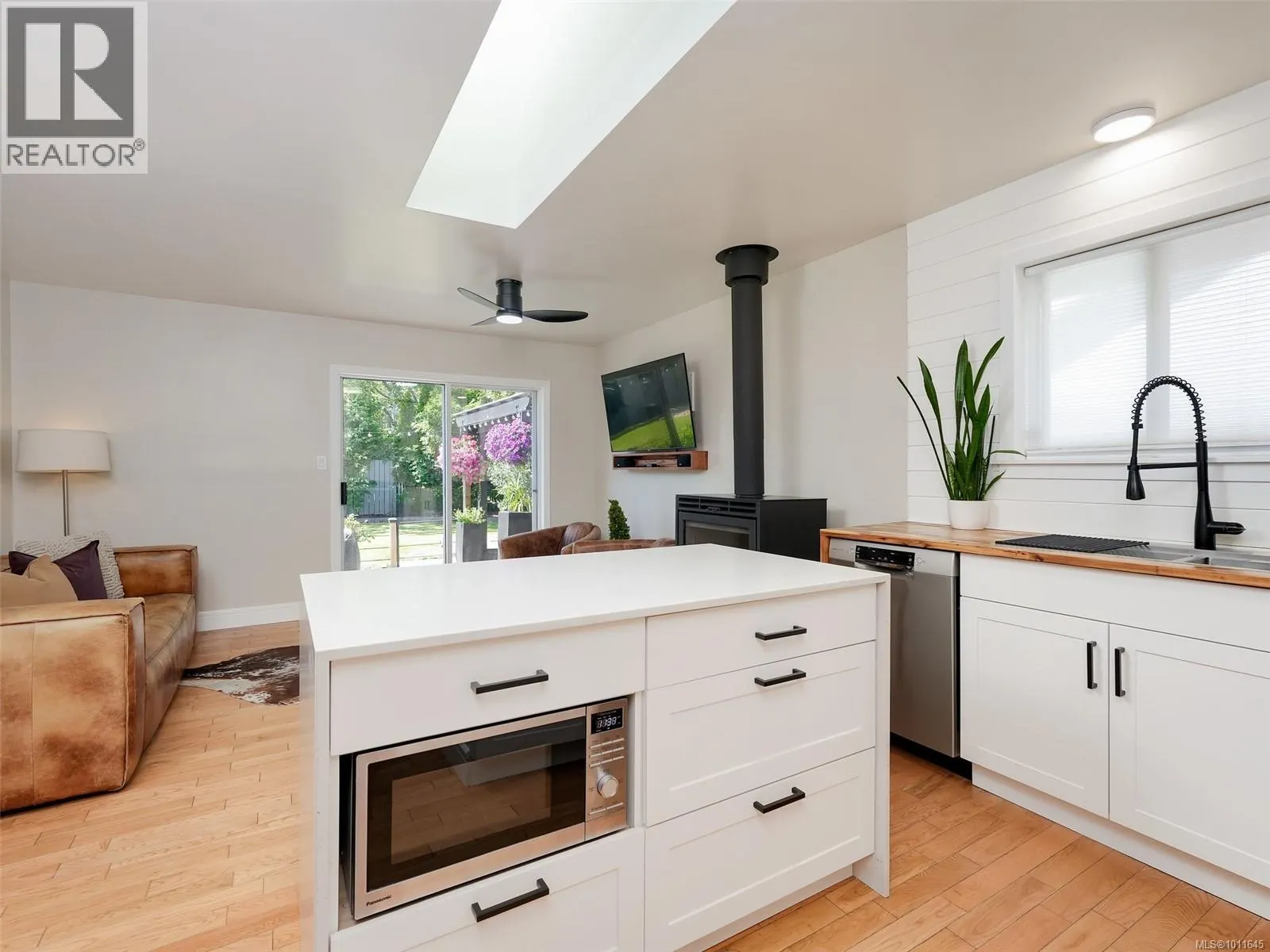 4774 Cordova Bay Rd
