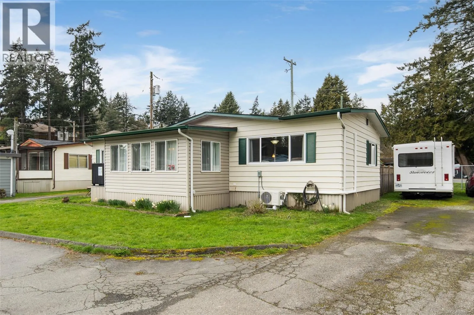 3 2607 Selwyn Rd