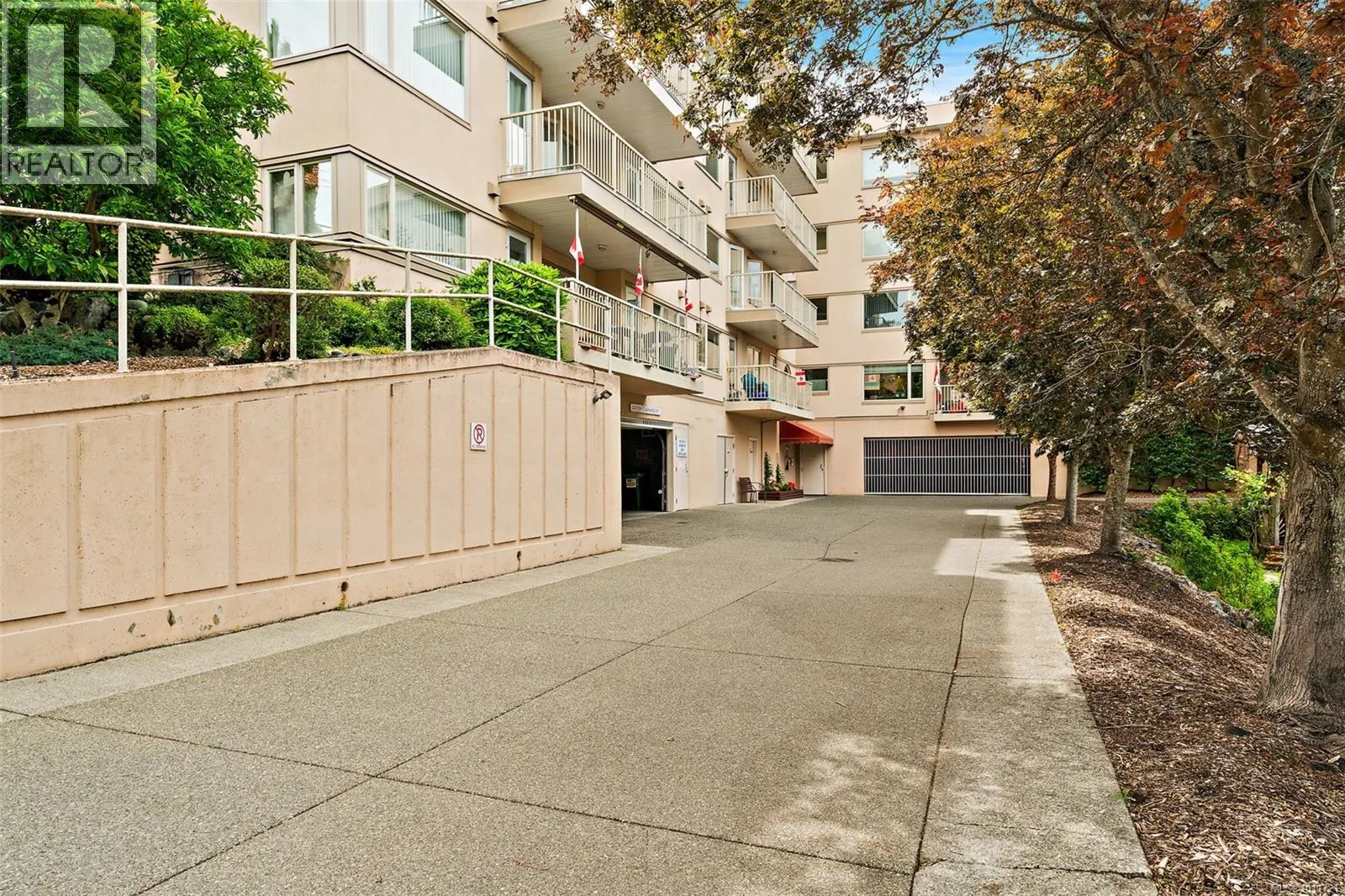 306 3880 Quadra St