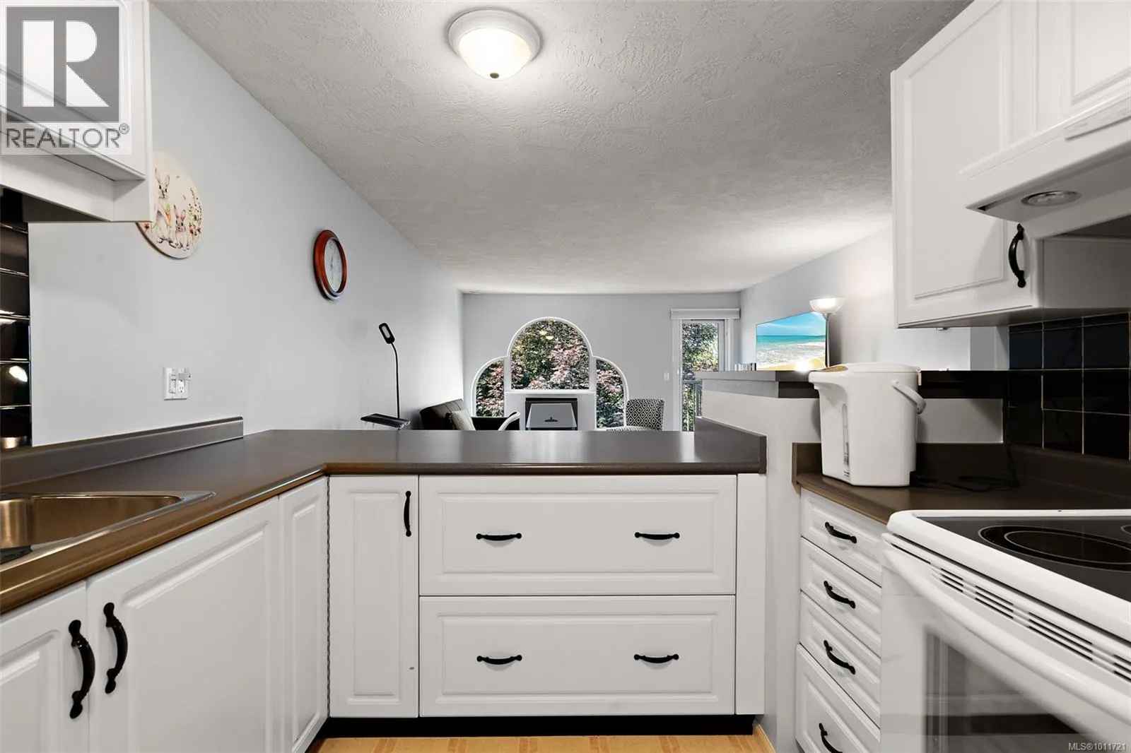 306 3880 Quadra St