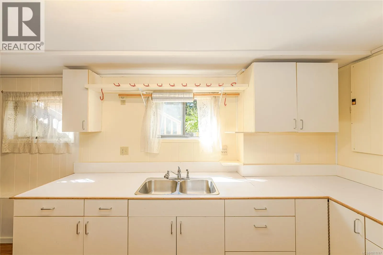 210 Wildwood Cres