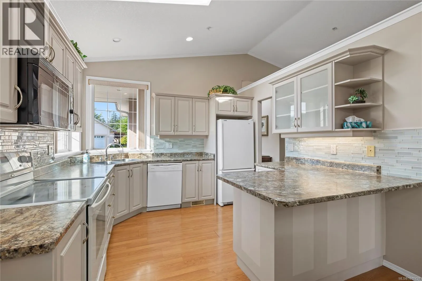 6144 Saturna Ave