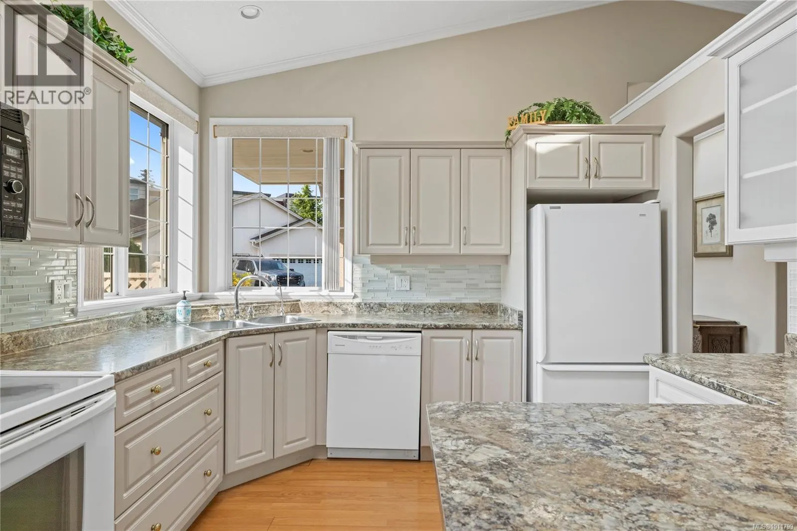 6144 Saturna Ave