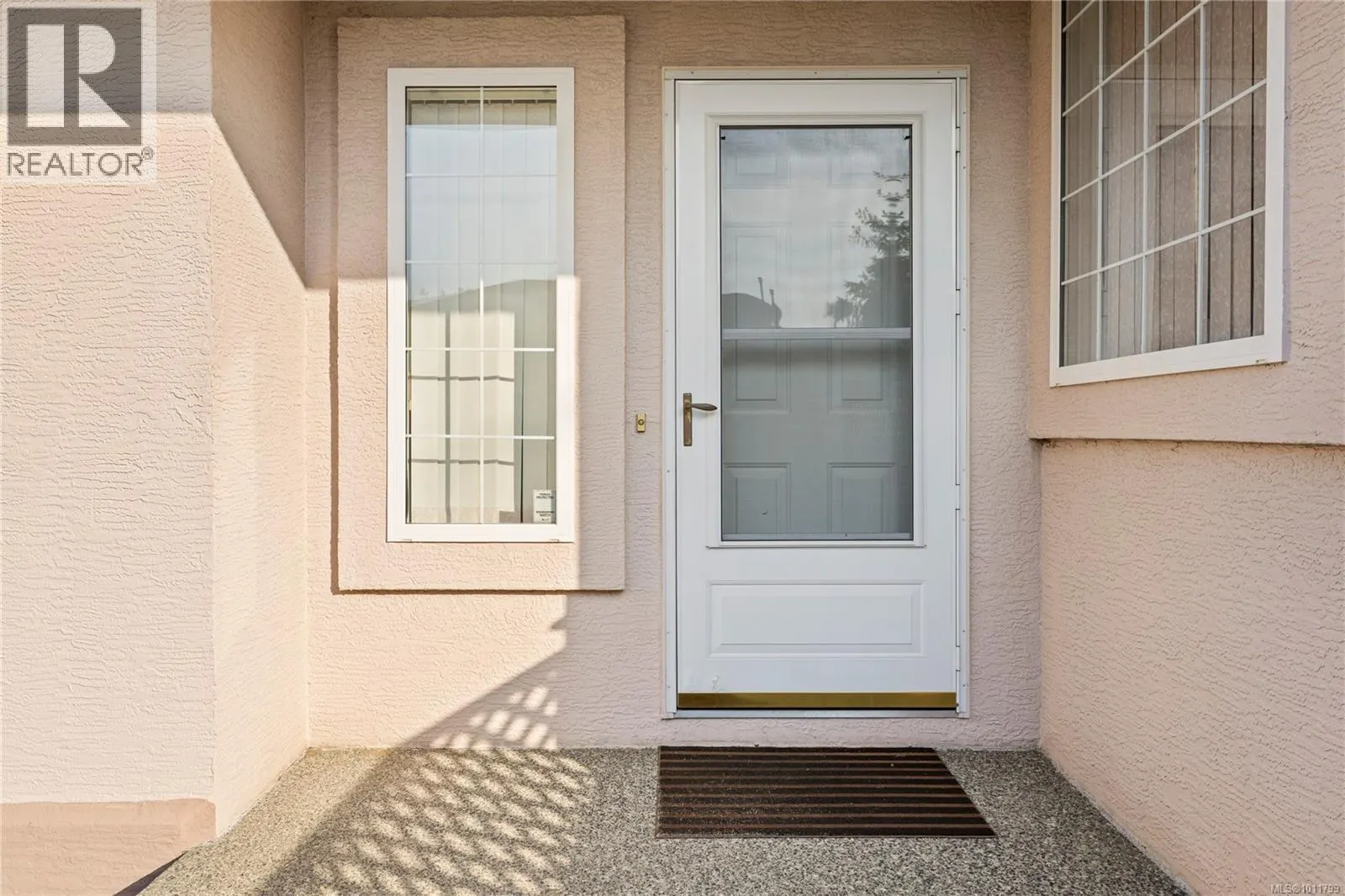 6144 Saturna Ave