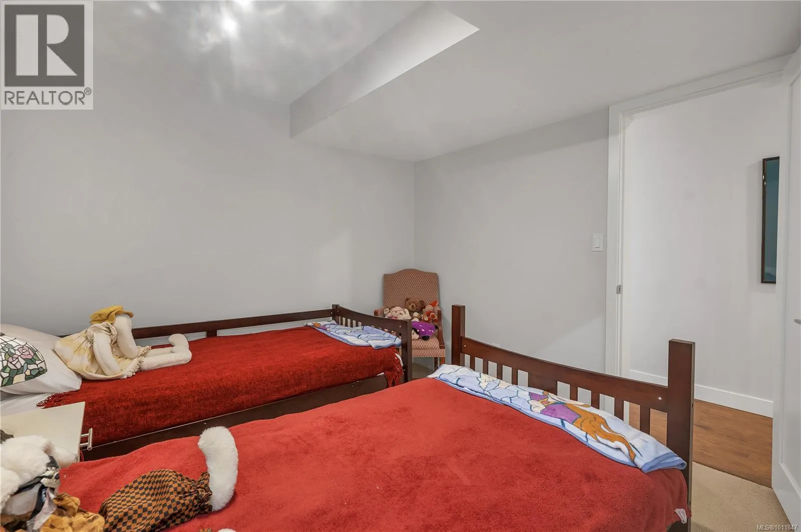 235 Thulin St S