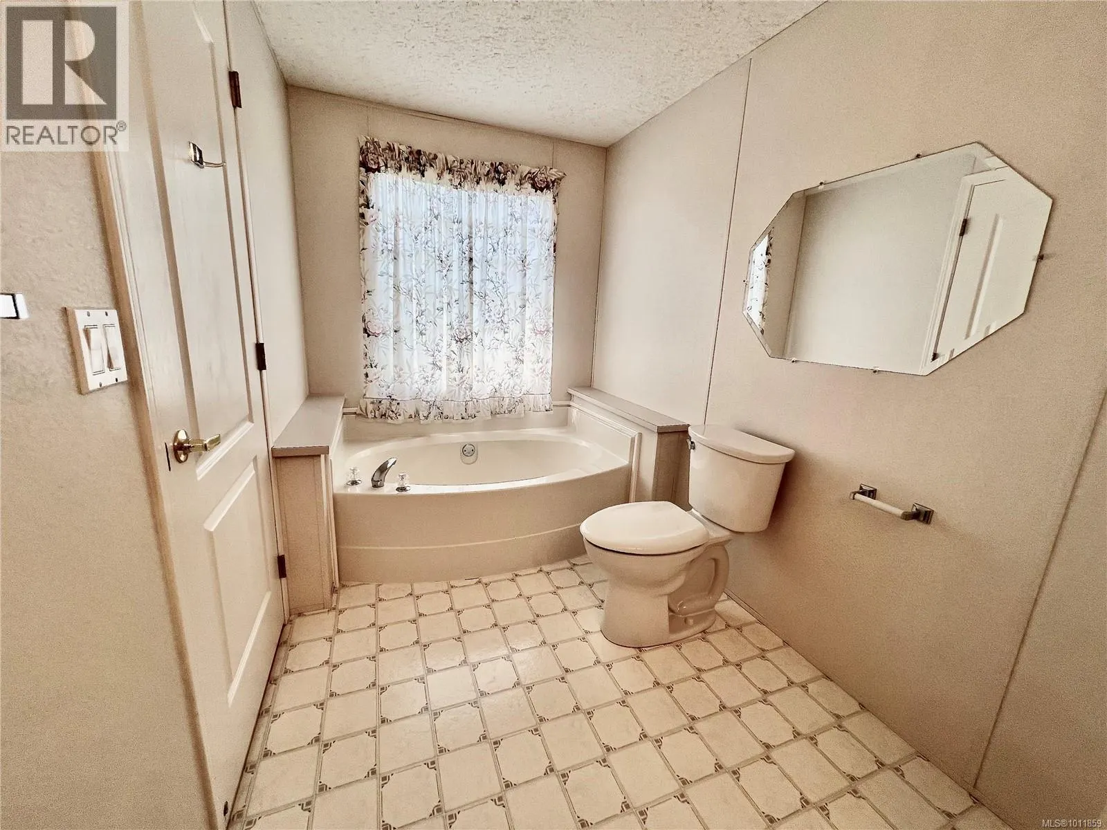 47 6325 Metral Dr