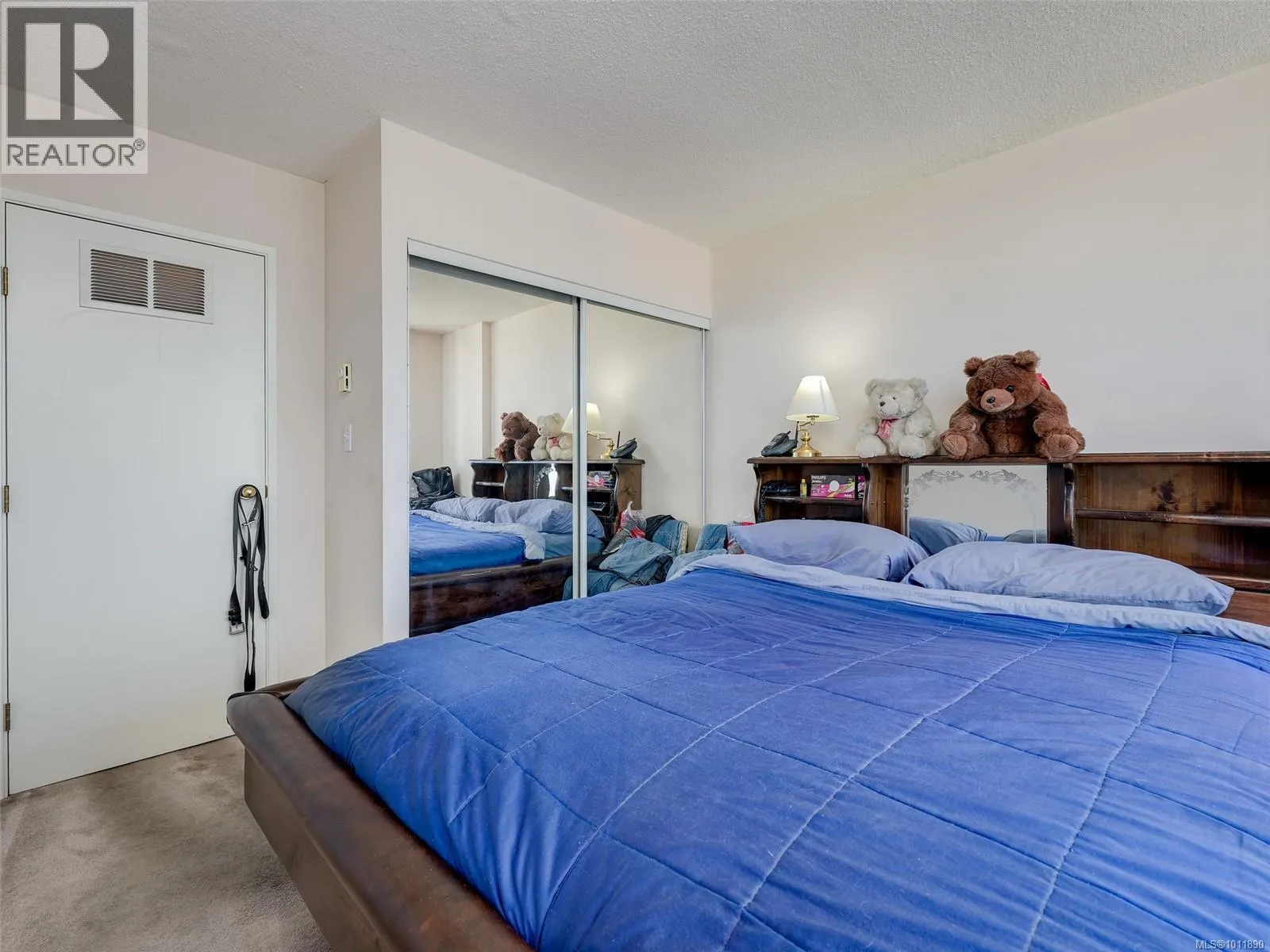 1010 835 View St