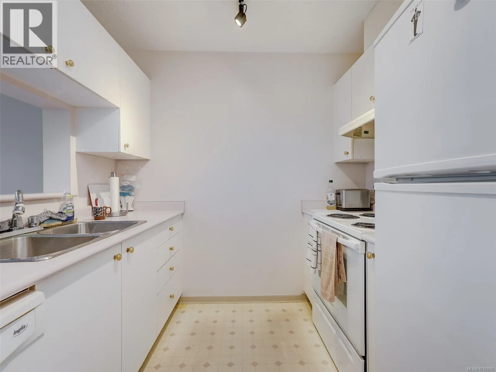 1010 835 View St