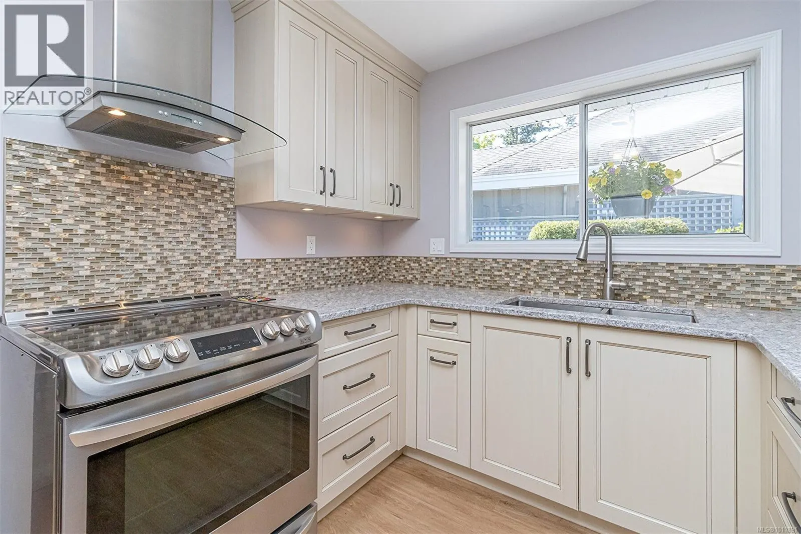 2295 Greenlands Rd