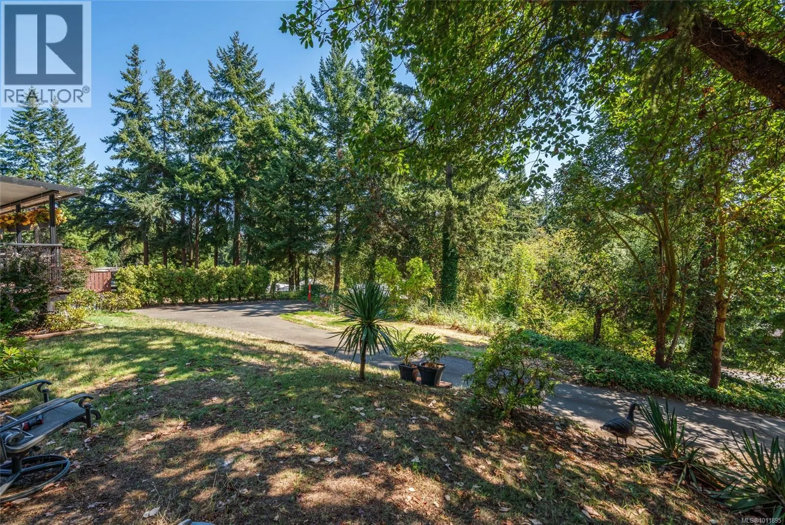 2365 Armstrong Cres