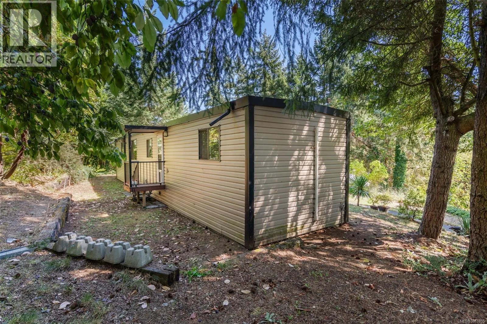 2365 Armstrong Cres