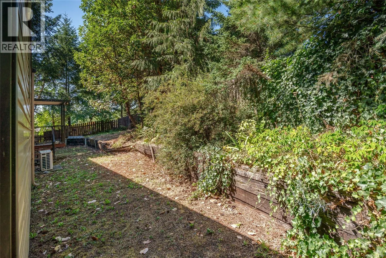 2365 Armstrong Cres
