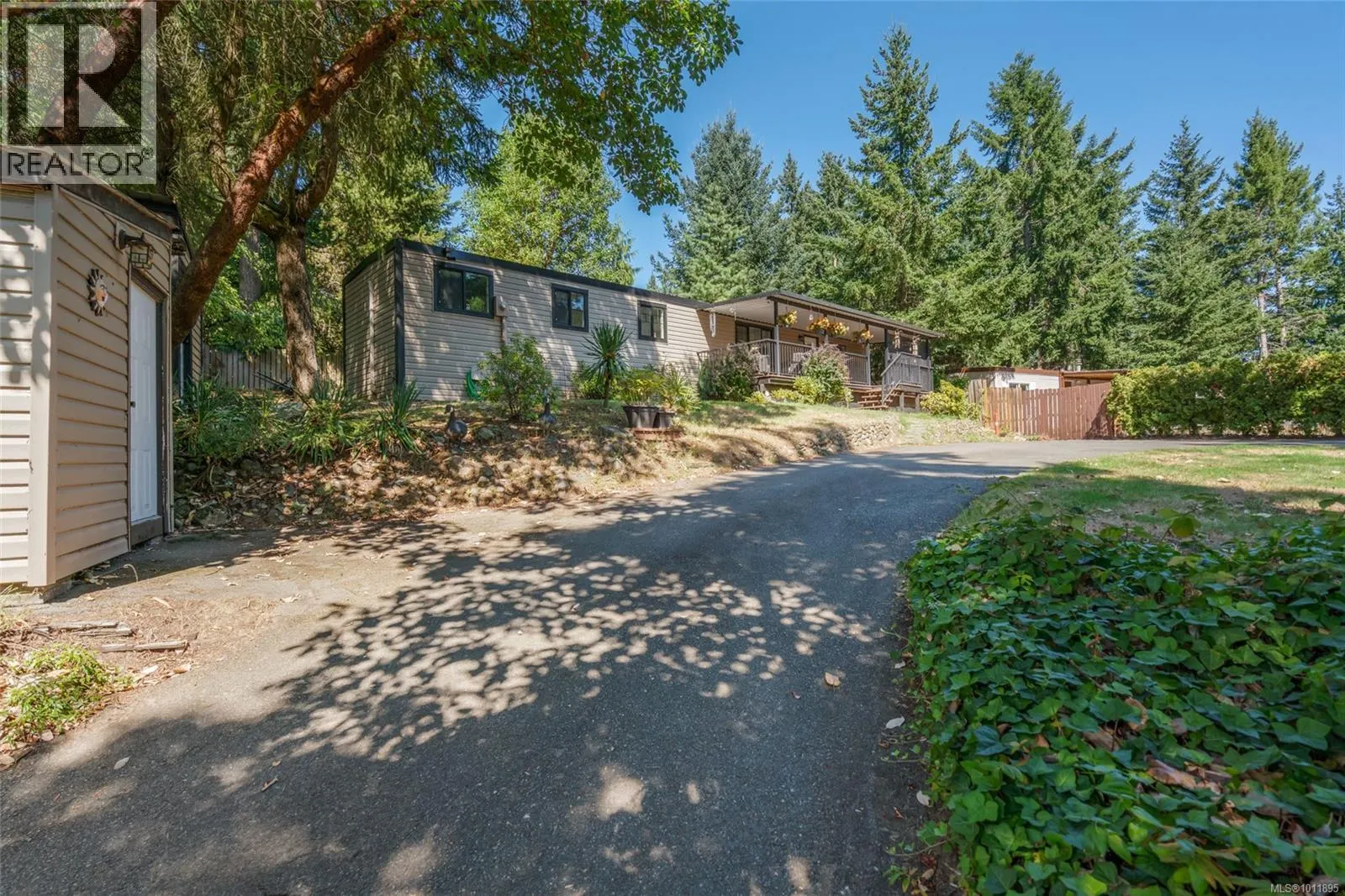 2365 Armstrong Cres