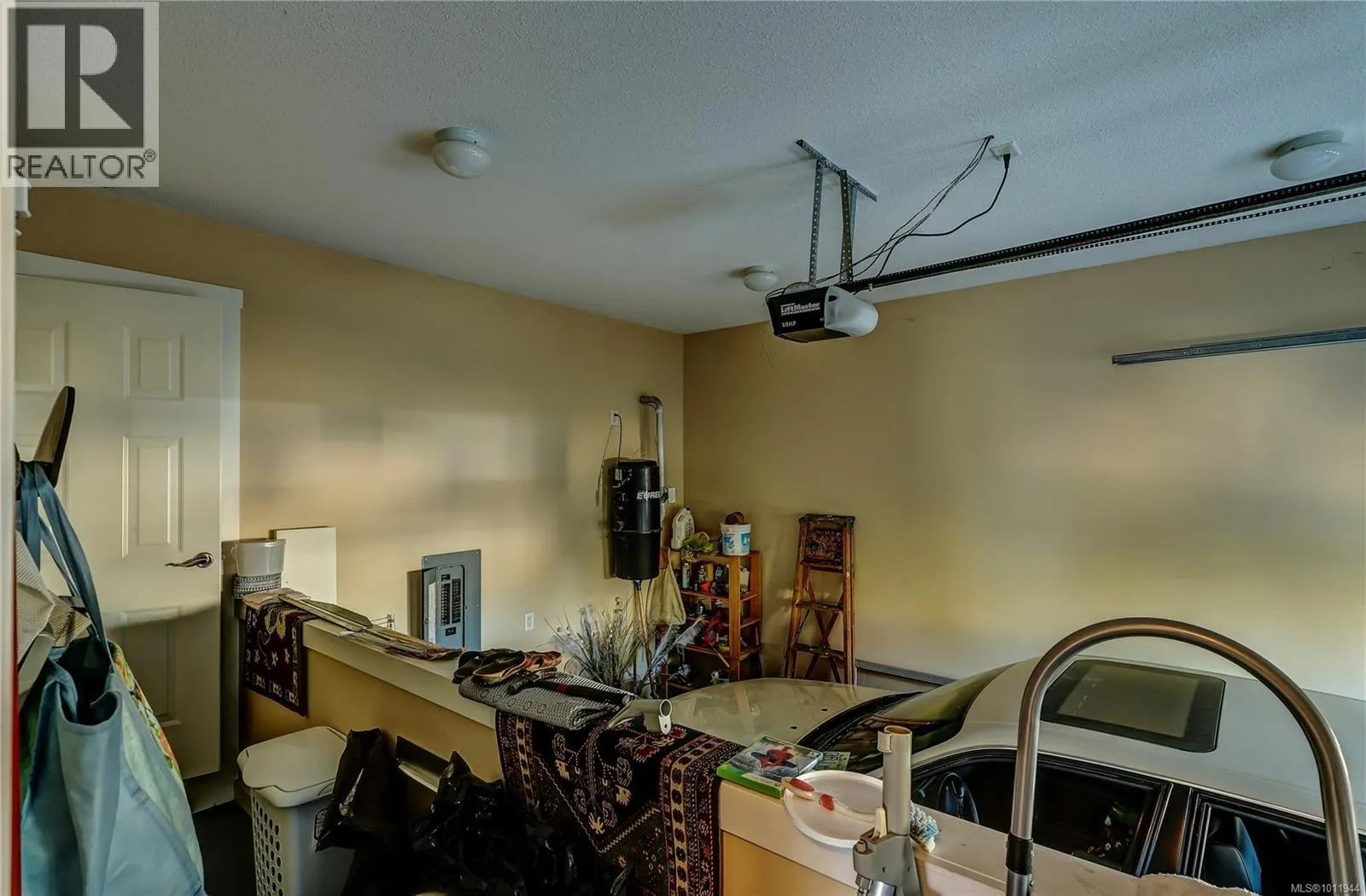24 500 Russell Rd