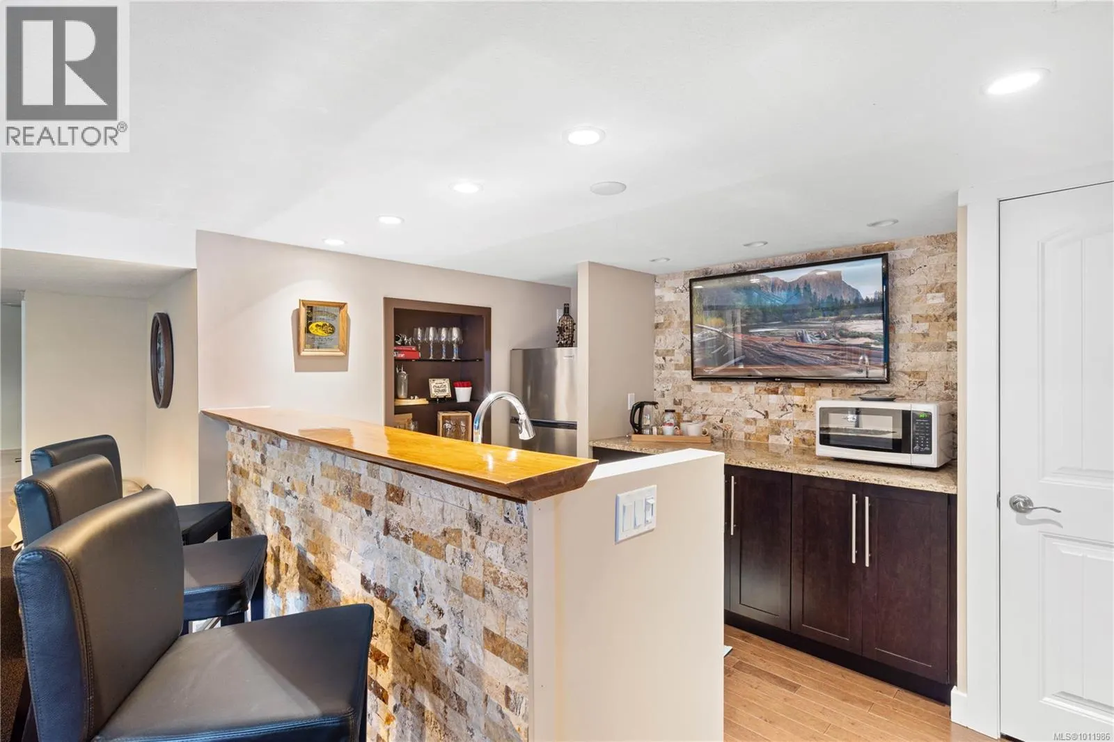 6262 Azure Rd