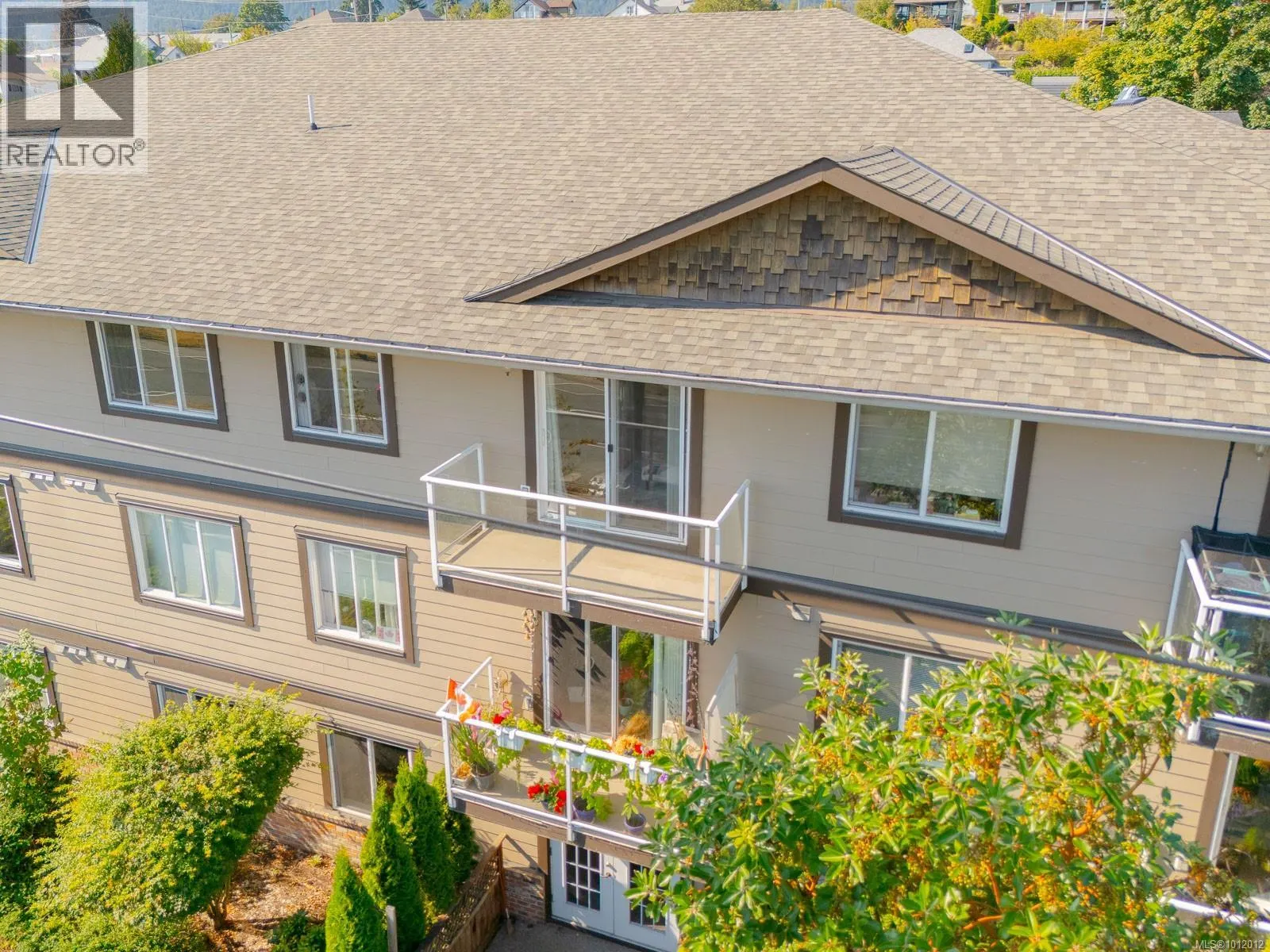 10 8 White St