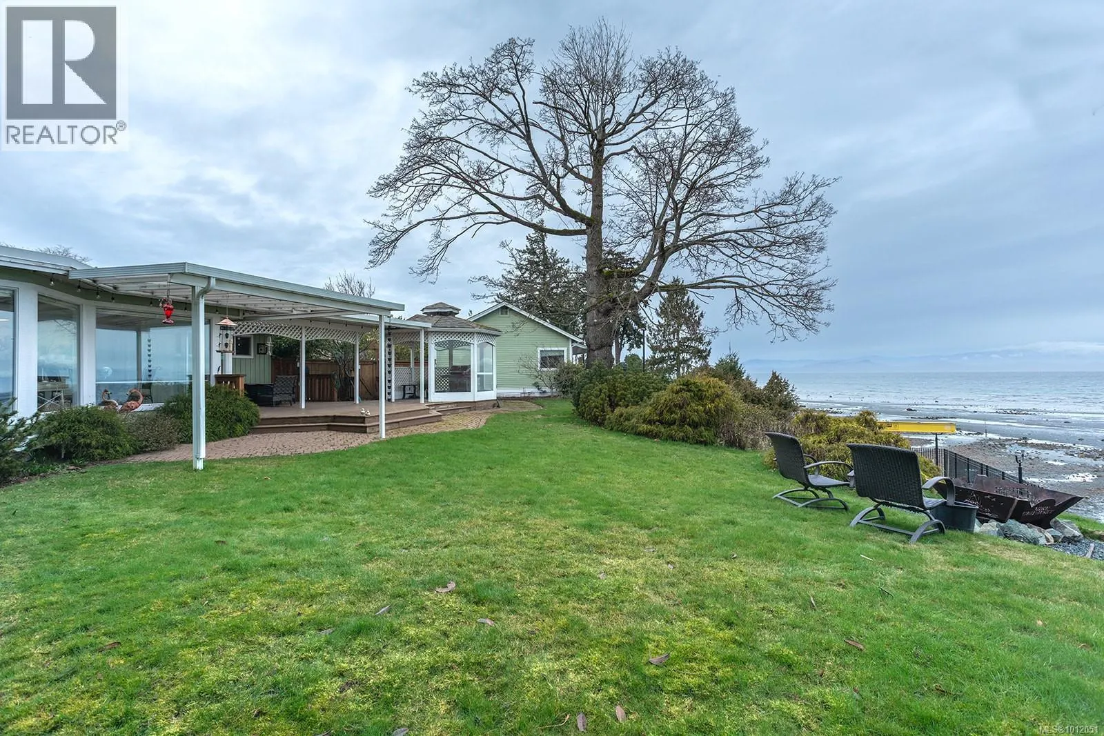 391 Bay Ave
