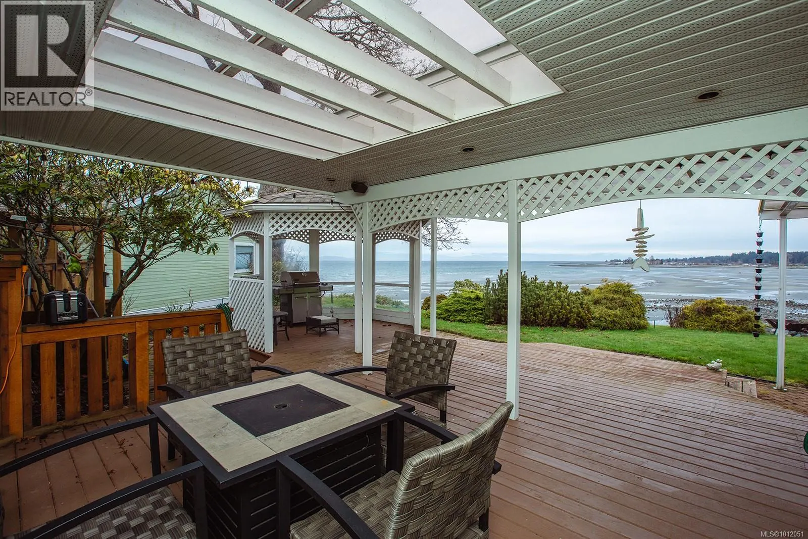 391 Bay Ave
