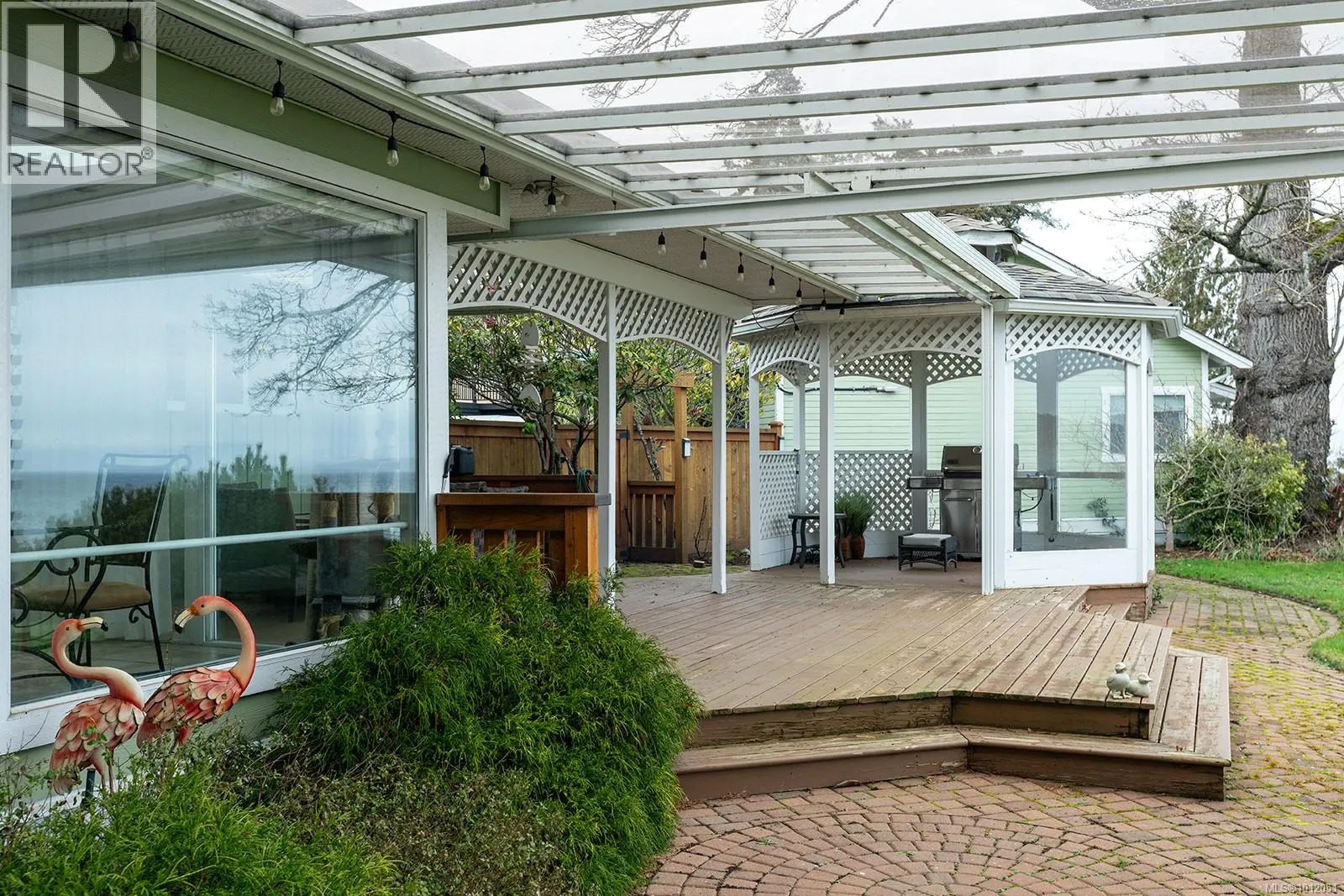391 Bay Ave