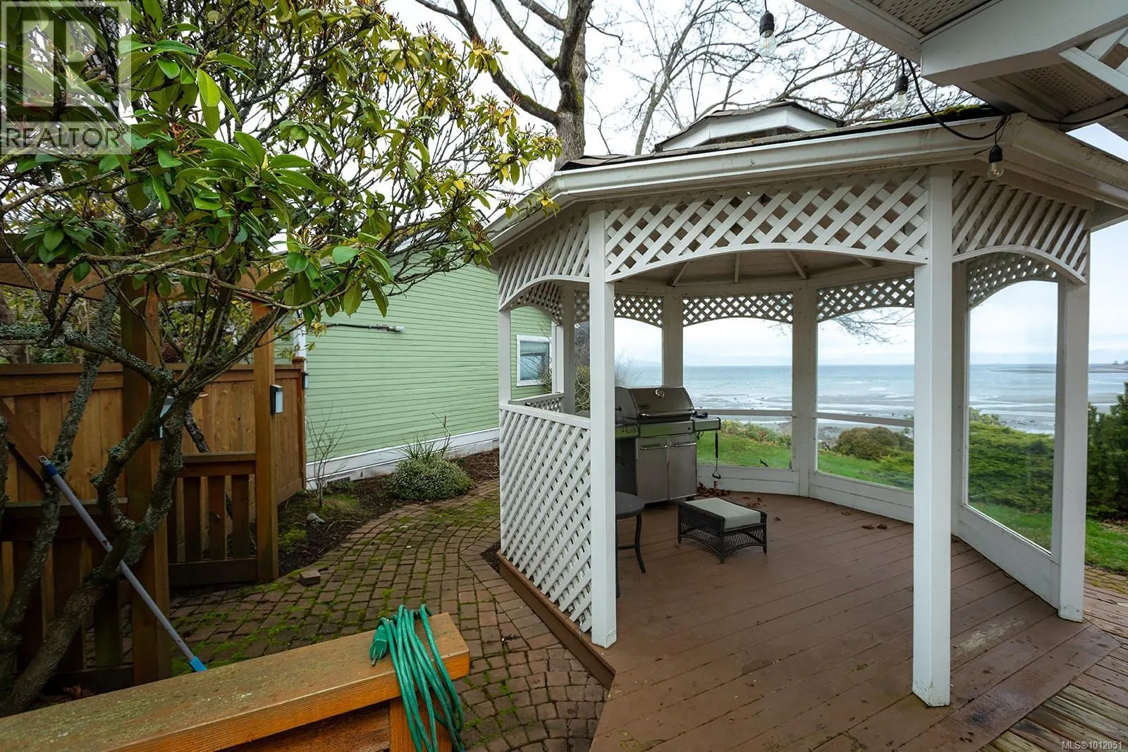 391 Bay Ave